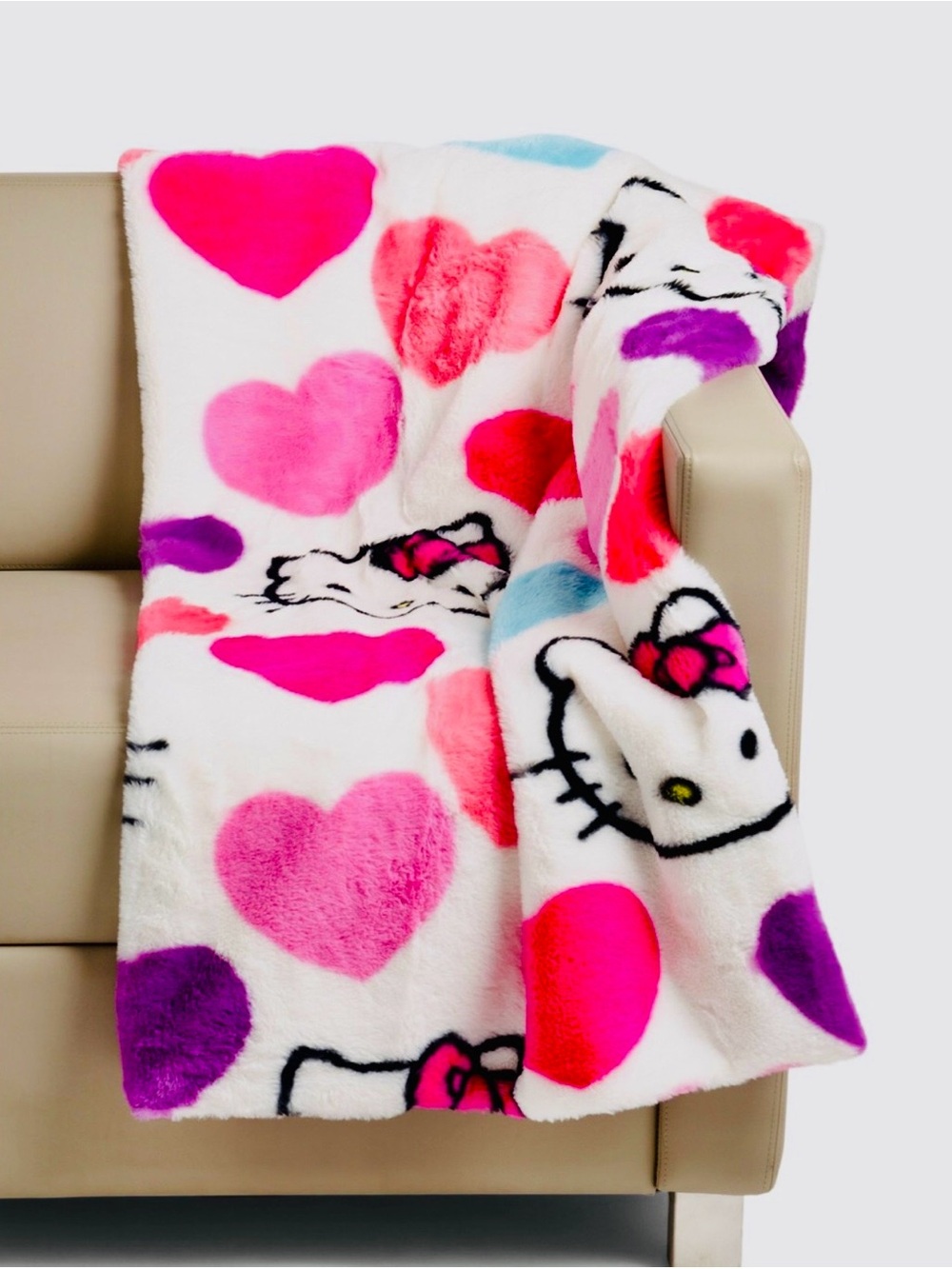 HELLO KITTY Lots Of Hearts Faux Fur Throw Cozy Soft Lounging Travel Gift NEW!